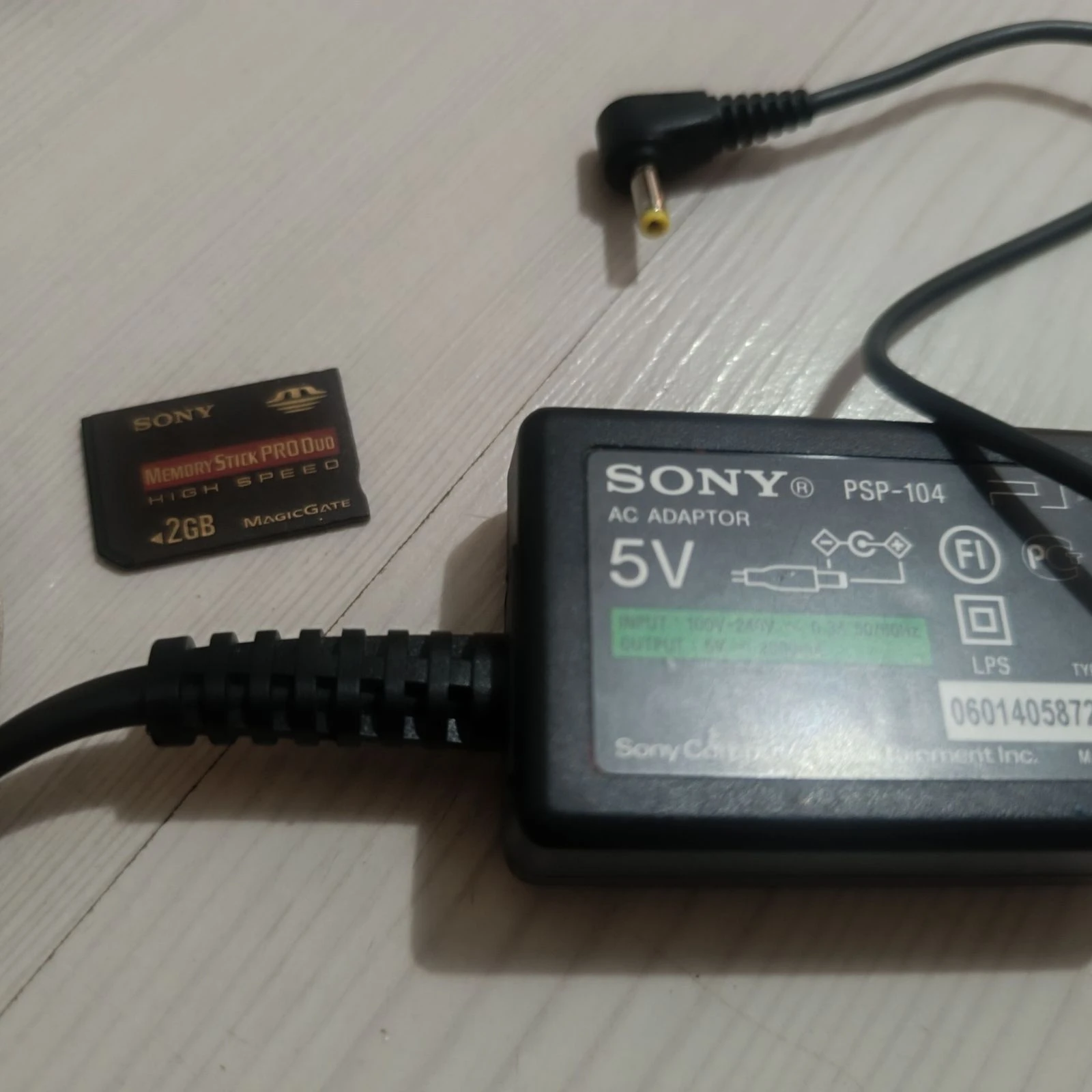 Pack Sony PSP + étui rigide + chargeur d'origine + carte 2 Go + 5 jeux – photo 10